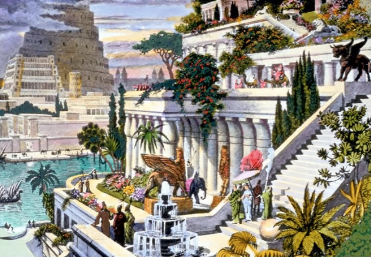 Farbzeichnung: Weißer, klassizistischer Bau aus Stein umrahmt und durchsetzt von grünen und bunt blühenden Pflanzen. Links ist ein Wasserfläche mit Palme zu erkennen. Im Hintergrund der „Turm zu Babylon“.